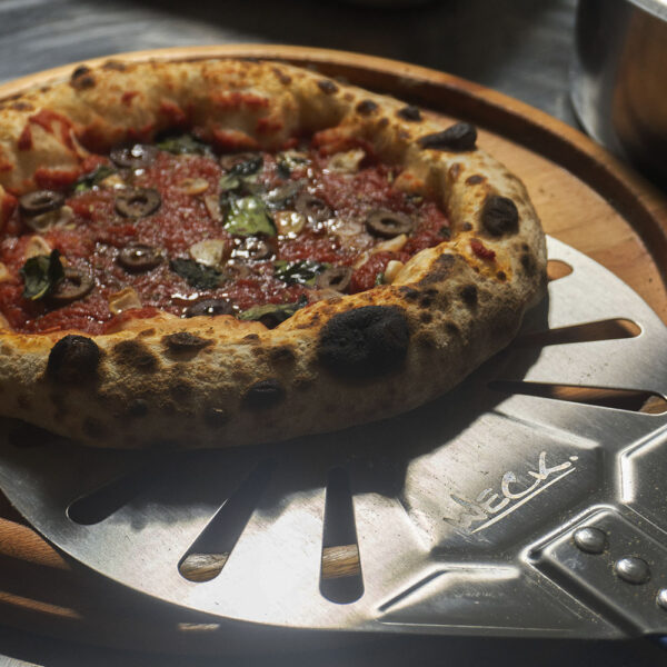 Pá  Perfurada para Girar Pizza Inox 23cm c/ Cabo em Alumínio Azul 142cm - Image 2